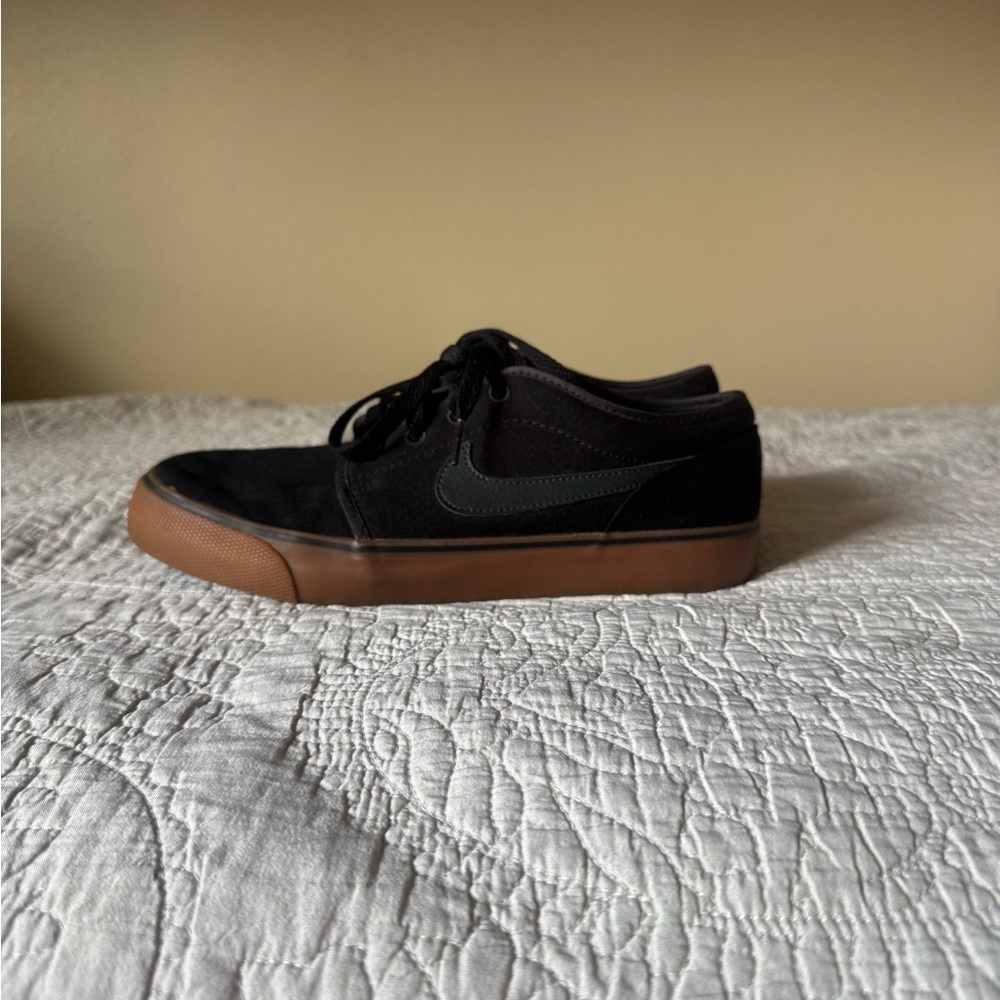 Nike Men's Black Sneakers with Brown Sole